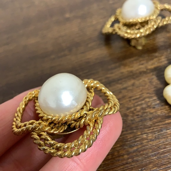Vintage Chanel pearl camellia earrings - Picture 4 of 8